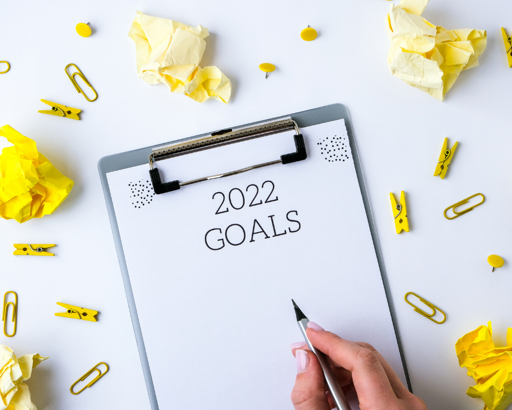 2020 goals clipboard on a white background with yellow stationary
