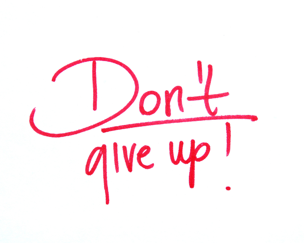 Encouraging handwritten note saying ‘Don’t Give Up!’, reinforcing persistence and resilience in medical sales.